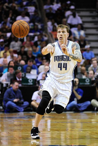 安东内拉偶遇网红街头采访：你是做什么工作的